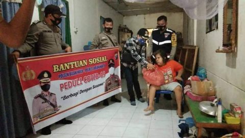 Polres Labuhanbatu saat membwrikan bantuan sosial kepada salah seorang Masyarakat. Foto: Dok. Polres Labuhanbatu (Amlin NST/IndoTodays).