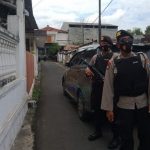 Petugas saat mengamankan rumah terduga teroris di Desa Punggulrejo Kecamatan Rengel, Kabupaten Tuban. Jumat (02/03/2021) (foto: istimewa)