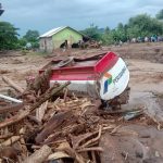 Sejumlah rumah dan kendaraan rusak akibat banjir bandang di Desa Waiburak, Kecamatan Adonara Timur, Flores Timur, NTT, Minggu (4/4). Foto: BPBD Flores Timur/HO/ANTARA FOTO