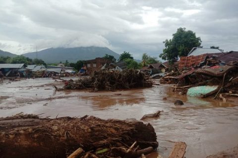 Sejumlah rumah tertutup lumpur pascabanjir bandang di Desa Waiburak, Kecamatan Adonara Timur, Flores Timur, NTT, Minggu (4/4). Foto: BPBD Flores Timur/HO/ANTARA FOTO