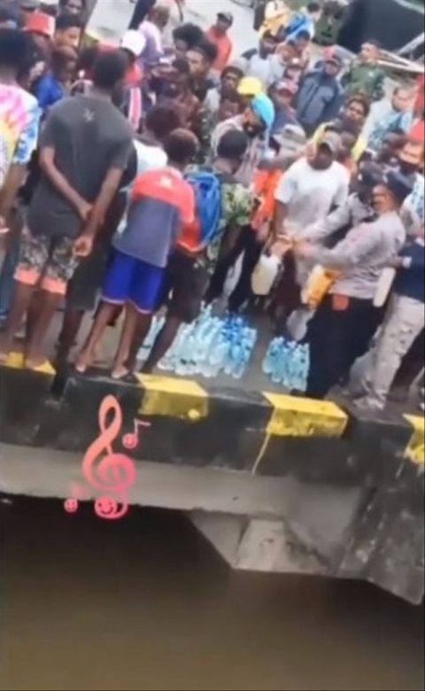Video Viral, Polisi di Papua Musnahkan Miras, Diduga Botol ...