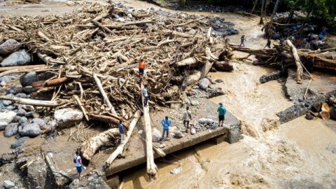 Foto udara sejumlah warga melihat tumpukan kayu di salah satu jembatan penghubung antardesa yang rusak di Adonara Timur, Kabupaten Flores Timur, Nusa Tenggara Timur , Rabu (7/4). Foto: Aditya Pradana Putra/ANTARA FOTO