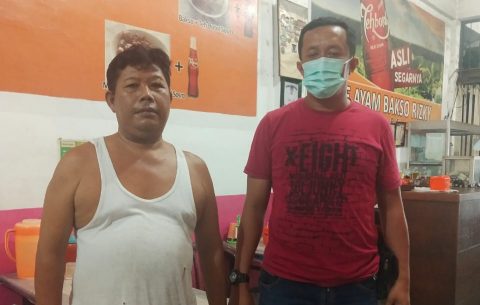 (Kiri) Suprianto (52) penjual bakso Rizki, Jalan Asahan, Simalungun, Saat ditemui Personil Polsek Bangun (kanan). Foto: Dok. Humas Polres Simalungun.