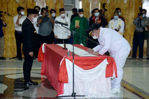 Gubernur Sumatera Utara (Sumut) Edy Rahmayadi melantik dan mengambil sumpah jabatan, delapan kepala daerah hasil Pemilihan Kepala Daerah (Pilkada) serentak 9 Desember 2020, di Aula Raja Inal Siregar, Senin (26/4). Foto: Dok. Istimewa