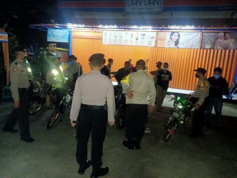 Polresta Metro Bekasi saat melaksanakan Razia Knalpot Bising dan Antisipasi Kejahatan. Foto: mascipoldotcom. Minggu, (02/05/2021).