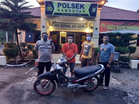 Tersangka inisial H bersama Barang bukti 1 Unit Sepeda Motor diamankan Polsek Rambutan, Tebing Tinggi, Sumatera Utara. Foto: Dok. Humas Polres Tebing Tinggi. Minggu, (03/05/2021). Roy