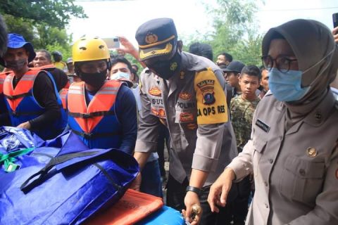 Kapolres Tebing Tinggi, AKBP Agus Sugiyarso terlihat ikut mengevakuasi Jenazah Bagus Aditia korban Hanyut di Sungai Padang, Tebing Tinggi. Foto: Roy. Selasa, (04/05/2021).
