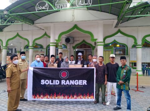 Komunitas SOLID RANGER foto Bersama usai berbagi Takzil di Salah satu Masjid, di Kecamatan Siantar Utara, Kota Pematangsiantar, Sumatera Utara. Foto: Dok. Istimewa. Selasa, (04/05/2021).
