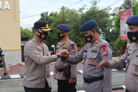 Kapolres Labuhanbatu AKBP Deni Kurniawan, S.I.K, M.H saat melepas Personil 2 SSK BKO Sat Bromob Poldasu. Foto: Polres Labuhanbatu. Selasa, (04/05/2021). Amlin NST