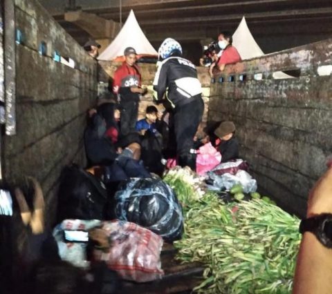 Truk Pengangkut Sayur yang saat ditangkap Dirlantas Polda Metro Jaya Angkut Pemudik. Foto: mascipoldotcom. Rabu, (05/05/2021).