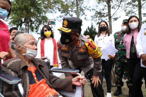 Kapoldasu Irjen Pol Panca Putra Simanjuntak saat berbicara dengan salah seorang warga lansia yang ikuti Vaksinasi Massa. Foto: mascipoldotcom. Sabtu, (08/05/2021).