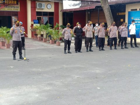 Kapolres Tebing Tinggi, AKBP Agus Sugiyarso, S.I.K saat memimpin Apel Personil Antisipasi Malam Takbiran dan PAM. Foto: Roy Mansyah, Rabu (12/05/2021).