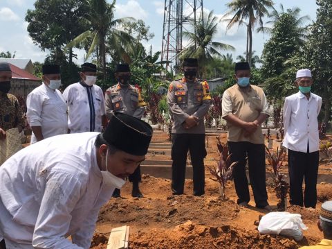 Kapolres Tebing Tinggi, AKBP Agus Sugiyarso, S.IK saat mengikuti prosesi Pemakaman salah Seorang Toko Masyaraka Kota Tebing Tinggi. Foto: Roy. Sabtu, (15/05/2021).