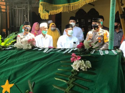 Kapolres Tebing Tinggi, AKBP Agus Sugiyarso, S.IK saat mengikuti prosesi Pemakaman salah Seorang Toko Masyaraka Kota Tebing Tinggi. Foto: Roy. Sabtu, (15/05/2021).