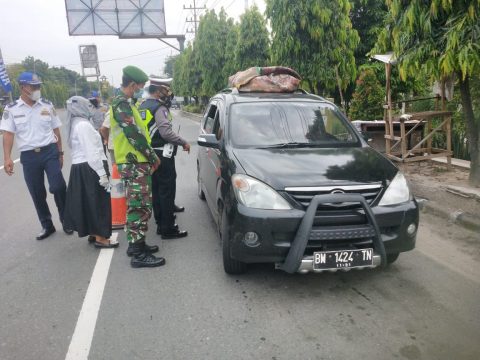 Pemeriksaan kendaraan di Pos Pam KRYD Bandar Kajum, Tebing Tinggi. Rabu, (18/05/2021).