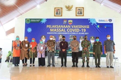 Wakil Bupati Labuhanbatu Foto Bersama saat Vaksinasi Massal. Foto: Amlin NST. Kamis, (28/05/2021).