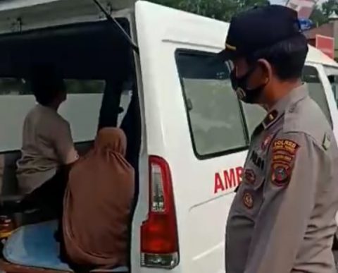 Petugas Pos Penyekatan saat memeriksa Mobil Ambulance diduga Bawa Pemudik hingga di minta putar balik. Foto: Roy. Jumat, (14/05/2021).