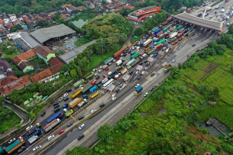 Foto udara menunjukkan kendaraan terjebak macet di Pintu Tol Cikupa, Tangerang, Banten, Kamis (6/5). Foto: Galih Pradipta/Antara Foto