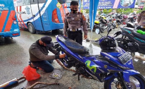 Polresta Balikpapan saat mengamankan Motor berknalpot bising. Foto: Mascipoldotcom.