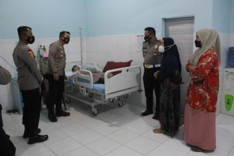 Kapolres Labuhanbatu dan Jajarnya saat membesuk Personil Polsekta Kota Pinang. Foto: Dok Istimewa. Selasa, (08/06/2021) Amlin NST