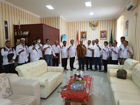 Pengurus MIO Siantar-Simalungun foto bersama dengan Ketua PN Pematangsiantar. Kamis, (24/06/2021). Foto: Dok. Istimewa.