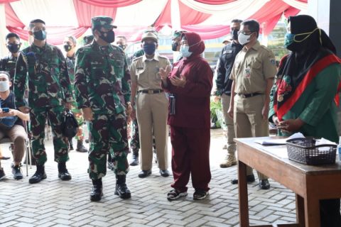 Panglima TNI Marsekal TNI Hadi Tjahjanto, saat melakukan peninjauan serbuan vaksinasi yang dilakukan di Universitas Dharma Persada dan Gedung P2KPTK2. Foto: Mascipoldotcom.