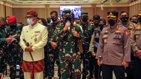 Panglima TNI Marsekal Hadi Tjahjanto (tengah) bersama Kapolri Jenderal Pol Listyo Sigit Prabowo (kanan) saat meninjau vaksinasi massal COVID-19 di Sudirman Grand Ballroom, Bandung, Jawa Barat, Kamis (10/6). Foto: Raisan Al Farisi/ANTARA FOTO