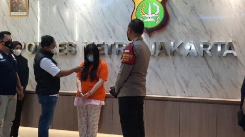 Tersangka investasi bodong inisial HS diringkus Satreskrim Polres Metro Jakarta Barat, Selasa (8/6/2021). Foto: Wartakota.