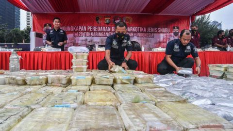 Petugas Kepolisian menata barang bukti berupa sabu saat pengungkapan kasus narkoba di Polda Metro Jaya, Jakarta, Senin (14/6/2021). Foto: Muhammad Adimaja/ANTARA FOTO