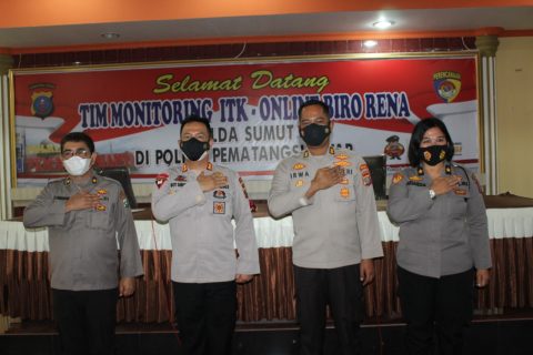Kapolres Pematangsiantar foto bersama dengan TIM Monitoring ITK-Online Biro Rena Polda Sumut. Foto: Humas Polres Pematangsiantar.