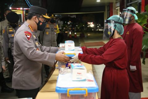 Kapolri Jenderal Polisi Drs Listyo Sigit Prabowo saat memberikan bantuan kepada Tenaga Kesehatan. Foto: Mascipoldotcom.