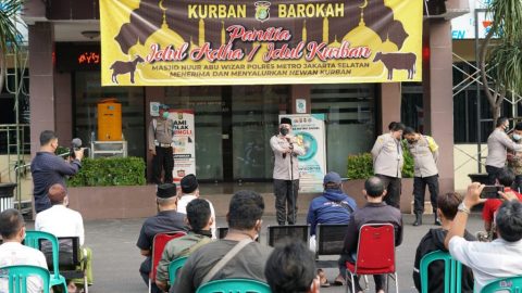 Kapolres Metro Jakarta Selatan Kombes Pol. Azis Andriansyah, SH, SIK, MHum saat memimpin pelaksanaan Penyerahan Hewan Kurban kepada Masyarakat. Foto: Mascipoldotcom.