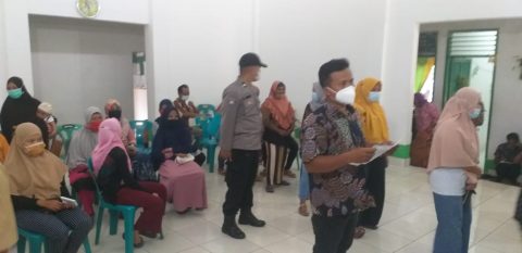 Polsek Kotarih saat melakukan Pam Bansos BST di Kecamatan Bintang Bayu. Foto: Dok. Istimewa. Senin,(26/07/2021).