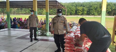 Pengamanan penyaluran Bantuan Beras PPKM di Desa Pekan Dolok dan Bantan, Sersang Bedagai, Sumatera Utara. Selasa, (27/07/2021) Foto: Dok Polres Serdang Bedagai. Roy Mansyah/Linktodays.com