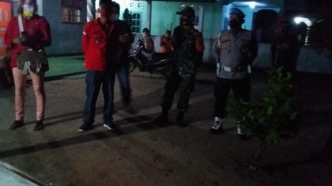 Polsek Perdangan, Polres Simalungun saat mengevakuasi Jasad pria uzur yang ditemukan membusuk dirumahnya. Foto: Dok. Humas Polres Simalungun.