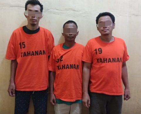 Ke Tiga Tersangka kasus Tindak Pidana Pencurian dan Pengelapan, ditahan di Mapolres Simalungun. Foto: Humas Polres Simalungun.