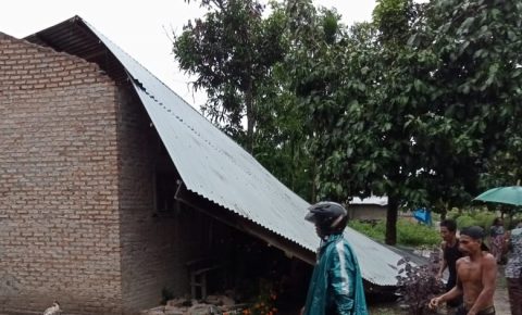Salah satu Rumah Warga rusak pada bagian Atap akibat diterjang Qngin Puting Beliung. Kamis, (22/07/2021) Foto: Roy, Linktodays.com