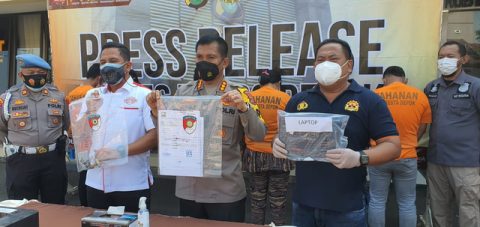 Polisi menunjukan pelaku dan barang bukti surat tes swab palsu diperlihatkan Polres Metro Depok. Foto: Dok. Istimewa