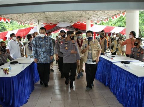 Kapolri Jenderal Polisi Listyo Sigit Prabowo saat meninjau program vaksinasi massal Covid-19. Foto: mascipoldotcom