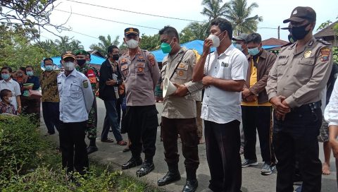 Polsek Dolok Masihul saat memantau Pesta Pemakaman Adat Batak dan Beri Himbauan Protokol Kesehatan. Foto: Humas Polres Sergai.