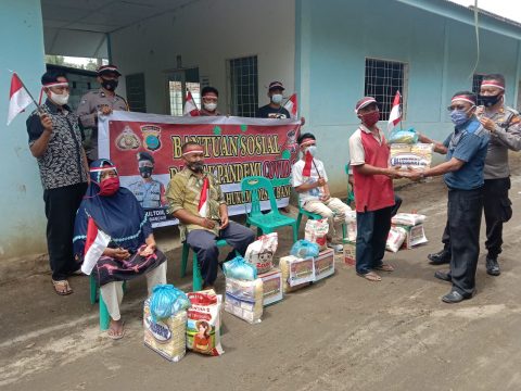 Pemberian Sembako kepada Warga Terdampak Covid-19 di Wilkum Polsek Bangun, Kabupaten Simalungun. Foto: Humas Polres Simalungun.