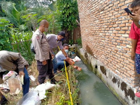 Personil Polsekta Tanah Jawa, saat melakukan Olah TKP. Foto: Humas Polres Simalungun.