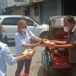SMSI Provinsi Sumut dan SMSI Pematangsiantar-Simalungun berbagi makanan kepada Warga. Foto: Dok. SMSI/Istimewa.