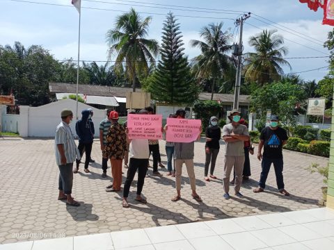 Kades bersama warganya saat menggelar aksi unjukrasa didepan Kantor Camat Teluk Mengkudu Serdang Bedagai. Foto: Istimewa.