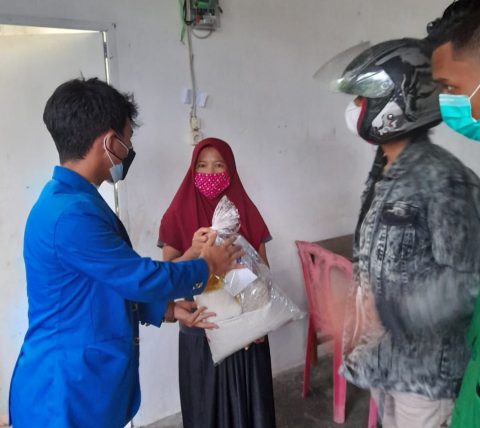 Rifki Pratama saat memberikan bantuan Sembako kepada Salah satu warga yang terdampak Covid-19. Foto: Dok. Relawan Dari Rakyat Untuk Rakyat.