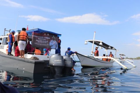 Pemberian vaksinasi kepada nelayan di tengah laut oleh Polres Buleleng, Bali - IST