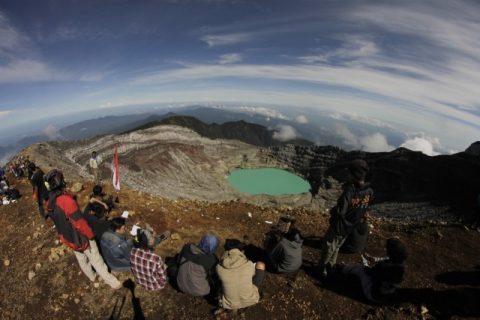 Ilustrasi pendaki Gunung Dempo. (foto: dok. Shelter Dempo)