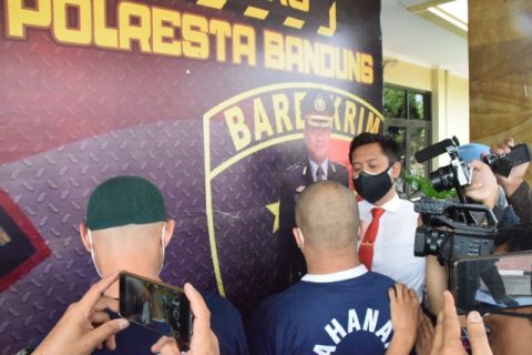 Jajaran Satreskrim Polresta Bandung mengamankan Dua orang pria berinisial I dan T melakukan aksi pengeroyokan pada seorang korban berinisial CS hingga meninggal dunia. Foto: Dok. Istimewa