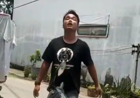 Diduga Preman saat Pungli ke Pedagang Pasar. Foto: Tangkapan Layar Video Viral.