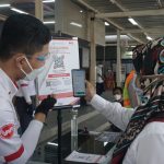 Penumpang melakukan scan barcode melalui aplikasi PeduliLindungi di Stasiun Manggarai, Jakarta, Senin (6/9). Foto: Iqbal Firdaus/kumparan